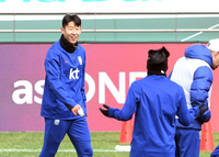 [포토]이강인에게 웃으며 말을 건네는 손흥민