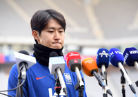 [포토]사과의 말을 전하는 이강인