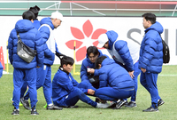 [포토]황인범, 부상은 안 되는데...