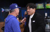 [포토] LA 다저스 코치와 인사 나누는 류현진