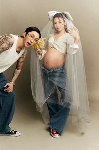 ‘불혹의 대디’ 슬리피, 8세 연하 아내와 파격 만삭화보