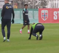 설마 아니지? 다리 잡고 주저 앉았다…‘부상 우려’ 홀란, 아스널전 앞둔 맨시티 팬들은 두렵다