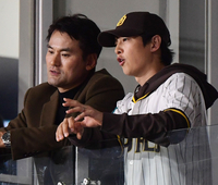 [포토] 송중기 ‘박찬호와 야구 관람’