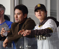 [포토] 송중기-박찬호 ‘서울시리즈 왔어요’