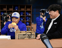 “정말 맛있더라 환상적!” 류현진이 대전에서 공수한 빵, 로버츠 감독 대만족 [서울시리즈]