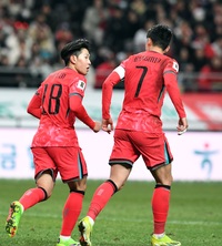 [포토]이강인-손흥민, 경기 중 대화