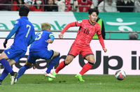 [포토]이강인, 수비수 두 명 달고!