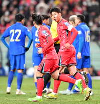 [포토]‘이강인과 이야기 나누는’ 손흥민