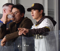 [포토] 송중기 ‘박찬호와 야구 직관’