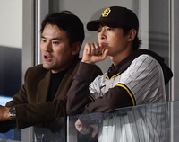 [포토] 송중기, 투머치토커 박찬호와 경기 관람