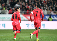 [포토]이야기 나누는 이강인-손흥민