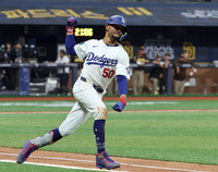 [포토] 고척돔에서 시즌 1호포 날리는 LA 베츠