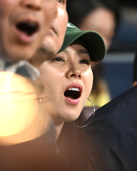 [포토] 경기 즐기는 손예진 ‘와~’