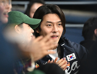 [포토] 야구장 데이트 즐기는 현빈-손예진 부부