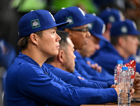 [포토] 경기 지켜보는 LA 다저스 야마모토