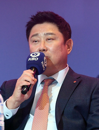 칼 뽑은 김태형 감독, 5선발 후보 FA 40억 한현희 개막엔트리 배제…베테랑 진해수·이학주 줄줄이 고배 [SS포커스]