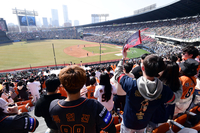 [포토] 류현진 개막전 선빌... 만원관중 이룬 잠실야구장