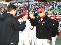 ‘데뷔전 승’ 이숭용 감독 “7회 최지훈 주루, 우리 방향성…만원 관중에게 좋은 선물” [SS문학in]