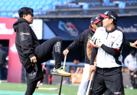 [포토] 채은성 ‘상대된 LG 후배에 기선 제압?’