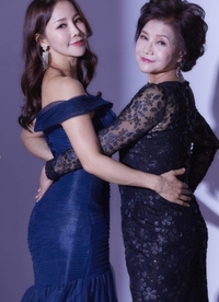 가수 미나, 자매같던 母 장무식씨 73세로 별세.