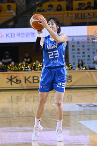 김단비 박지현 활약+나윤정 쐐기 3점포, 우리은행 청주 무패 국민은행 잡고 1차전 승리 [SS 챔프전 현장]