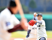 [포토]‘SSG-롯데전 시구하는’ 유정복 인천시장