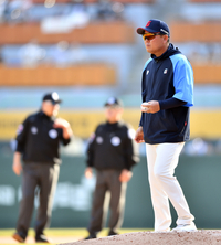 [포토]‘투수 기다리는’ 주형광 투수코치