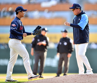 [포토]‘우강훈 등판시키는’ 주형광 투수코치