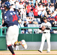 [포토]롯데로 떠난 동생 쳐다보는 최정