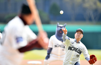 [포토]‘시구하는’ 유정복 인천시장