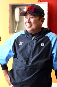 [포토]‘이감독에게 데뷔전은 내줬지만....’ 롯데 김태형 감독