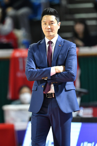 4위 확보 노리는 SK 전희철 감독 “부상선수 많아 머리 아프다” [SS경기브리핑]