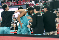 [포토]패리스 배스의 41득점을 축하하는 KT의 동료들