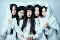 신세계백화점, 하이브 막내 걸그룹 ‘아일릿’ 스토어 선보여