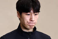 충돌만 3번…황대헌 ‘팀킬 논란’에, 빙상연맹 자체조사 “고의성 없었다”