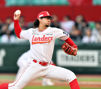 ‘한화 타선 어렵네’ 데뷔전 SSG 더거, 5이닝 4실점하며 강판 [SS문학in]