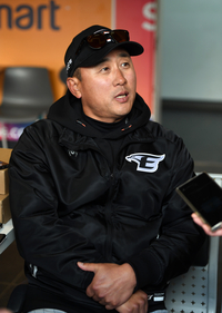 [포토]‘기자들과 진지하게’ 최원호 감독