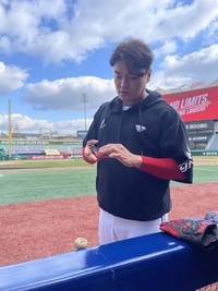 ‘손가락 부상’ 추신수 “야구, 다 줄 것처럼 하면서 마지막까지 힘들게 한다…그래도 사랑해” [백스톱]