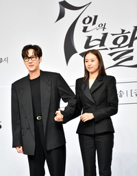 [포토]‘부러우시죠··’ 7인의 부활 윤종훈과 조윤희