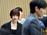 [포토] ‘차분히’ 무대 오르는 황정음