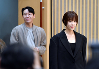 [포토] ‘내 뒤에 엄기준’ 무대 오르는 황정음