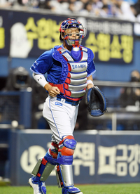 [포토]프로야구 최다 출전 신기록 세우는 강민호