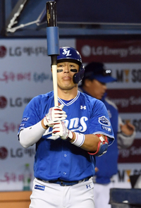 [포토]프로야구 최다 경기 출전 사나이가 된 강민호