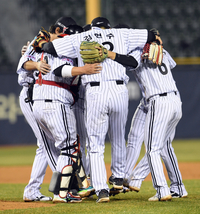 [포토]승리의 세리머니를 하는 LG