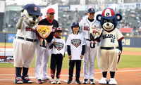 [포토]‘두산 잠실개막전 두 감독에 꽃다발 선물’ 이주언 윤수인