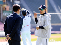 [포토] 이승엽 감독, 심수창 위원과 진지한 대화