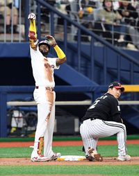 [포토]1타점 2루타 세리머니하는 키움 도슨