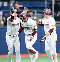 ‘꼴찌 적극적으로 거부한다’ 키움, 디펜딩 챔프에 위닝시리즈···이정후 따라 3홈런 대포쇼 완승  [SS고척in]