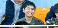축구 직관하는 방탄소년단 뷔, 반가운 근황…짧은 머리에 훈훈한 미소