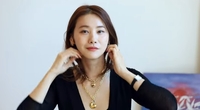 유인영, 화려한 액세서리 뚫고 나오는 ‘감탄미모’...“진주와 골드 함께 착용”(‘인영인영’)